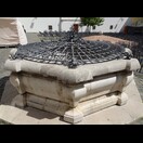 Der 112 m tiefe Brunnen im Innenhof der Burg